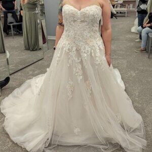 David's Bridal Embroidered Lace Applique Ball Gown Wedding Dress STYLE# V3902